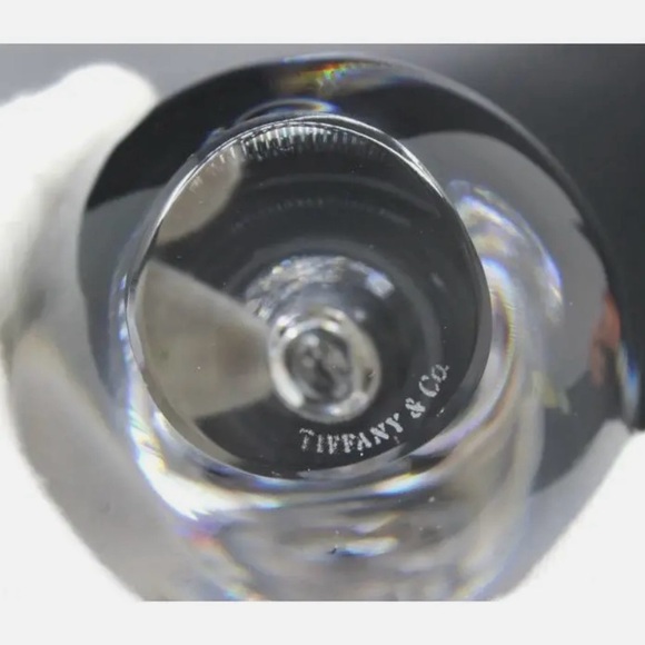 Tiffany & Co crystal apple paperweight, authentic and stamped on base. 1992 - Picture 6 of 6